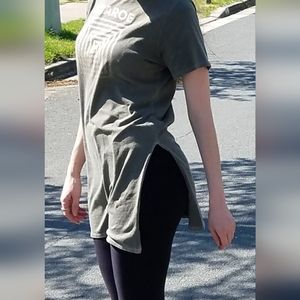 Vintage LuLaRoe logo convention split sides tee XXS
